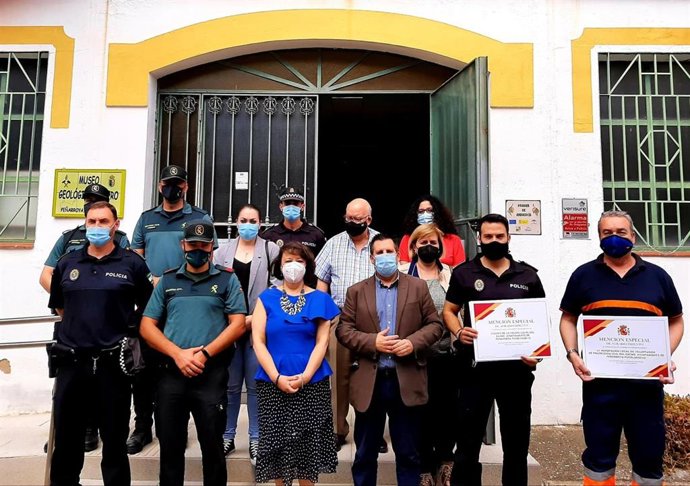 La subdelegada del Gobierno entrega diplomas a la Policía Local y Protección Civil de Peñarroya por su labor durante la pandemia.