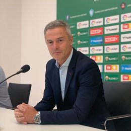 El entrenador del Elche, Fran Escribá, en rueda de prensa en el Martínez Valero.