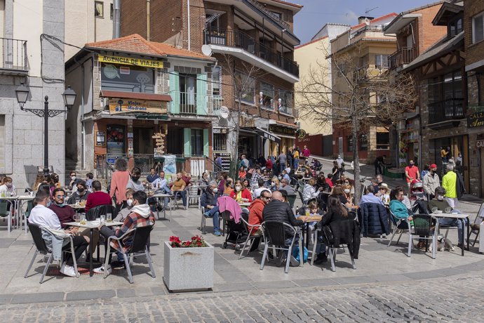 Archivo - Una terraza llena de gente durante el primer día del puente de Semana Santa, en Cercedilla, Madrid (España), a 1 de abril de 2021. Muchos madrileños visitan los diferentes pueblos de Madrid durante las vacaciones de Semana Santa debido al cier