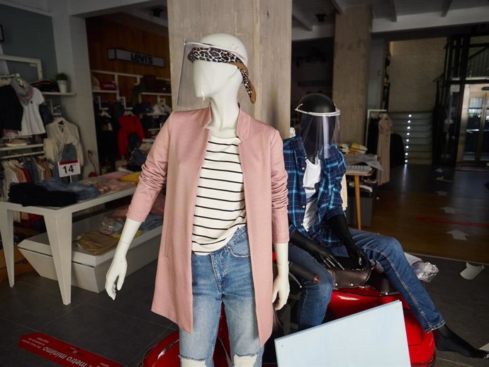 Archivo - Detalle de unos maniquíes con máscaras de protección en Pamplona, Navarra, España, a 9 de mayo de 2020.