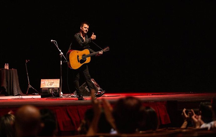 Archivo - El cantante Coque Malla actúa en el Teatro López de Ayala (Badajoz), dentro de su gira 'La gira imposible', el 9 de octubre de 2020.