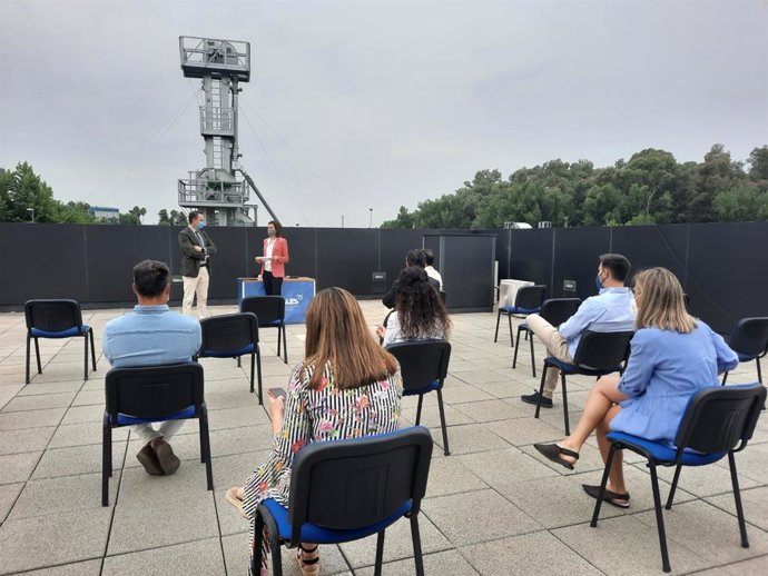 El delegado territorial de Agricultura, Ganadería y Pesca de la Junta de Andalucía en Córdoba, Juan Ramón Pérez (al fondo), en su visita a Rabanales 21.