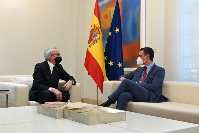El presidente del Gobierno, Pedro Sánchez, y el presidente del CES, Anton Costas.