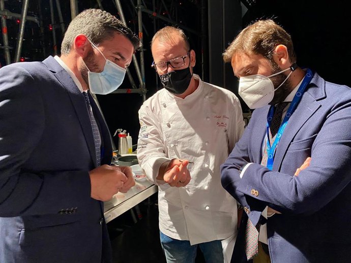 El consejero de Agua, Agricultura, Ganadería, Pesca y Medio Ambiente, Antonio Luengo, junto al chef Pablo González Conejero y al director del Instituto de Turismo, Juan Francisco Martínez.