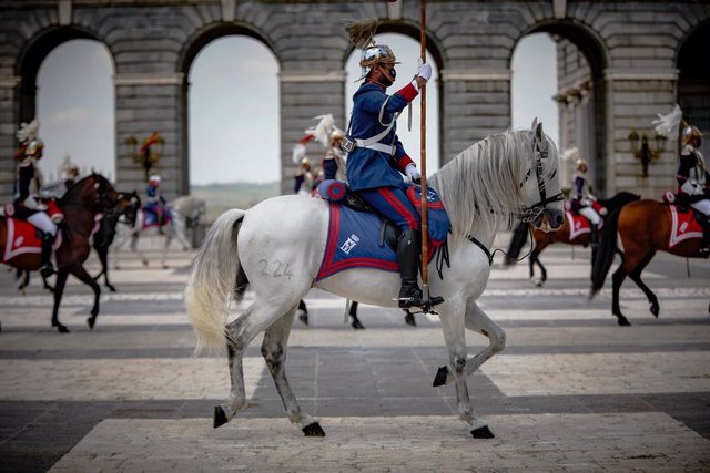 Centinelas de palacio, a caballo participan en un relevo solemne de la Guardia Real, a 2 de junio de 2021