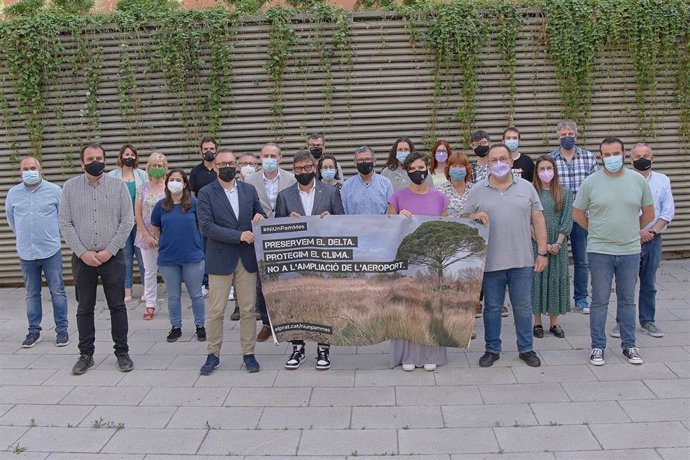 Los grupos municipales del Prat de Llobregat (Barcelona), en contra de ampliar el aeropuerto