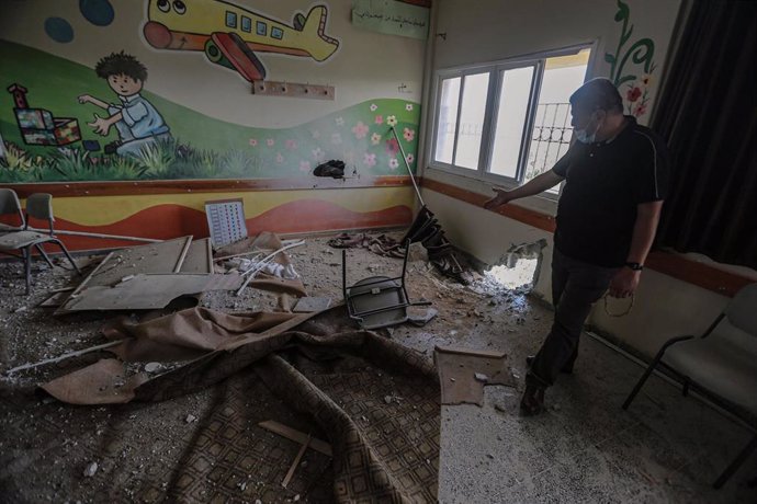 Una escuela dañada por los bombardeos israelíes en la Franja de Gaza