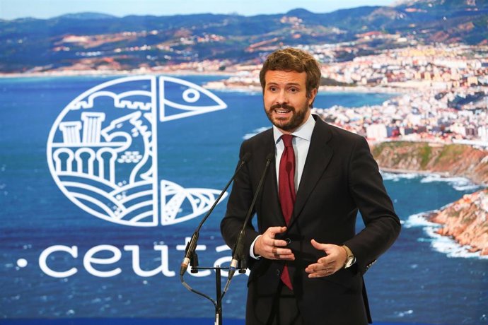 El presidente del PP, Pablo Casado, ofrece declaraciones a los medios desde el stand de Turismo de Ceuta, en Fitur 2021, a 20 de mayo de 2021, en Madrid (España). 