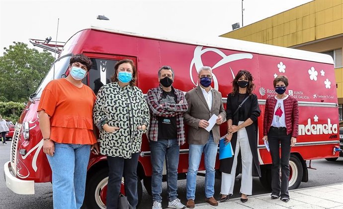 Presentación de la gira de la Duendeneta por el Camino, con Carlos Crespo (centro)