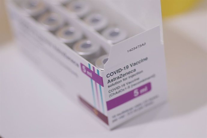 Caja con dosis de la vacuna de AstraZeneca contra el Covid-19, a 1 de junio de 2021, en el Hospital Isabel Zendal, en Madrid, (España). La Comunidad de Madrid comenzó ayer, 31 de mayo, a vacunar a las 213.300 personas menores de 60 años que recibieron l