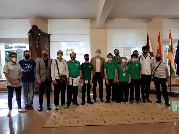 Hermoso de Mendoza recibe a los deportistas de la Federación de Deportes para personas con discapacidad intelectual