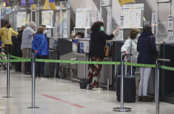 Varios pasajeros en la terminal T4 del Aeropuerto Adolfo Suárez - Madrid Barajas, a 24 de mayo de 2021, en Madrid, (España). Tal y como indicó el presidente del Gobierno la pasada semana, desde este lunes está permitida la entrada de turistas procedente