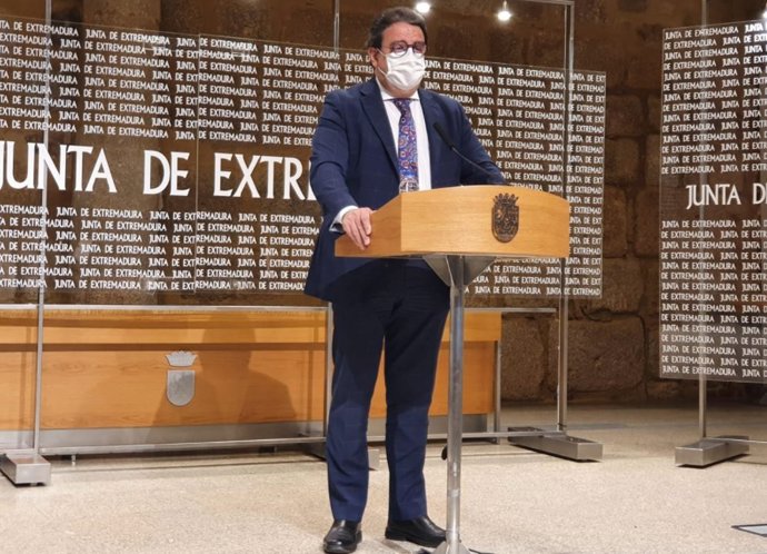 El vicepresidente segundo de la Junta y consejero de Sanidad, José María Vergeles, en rueda de prensa