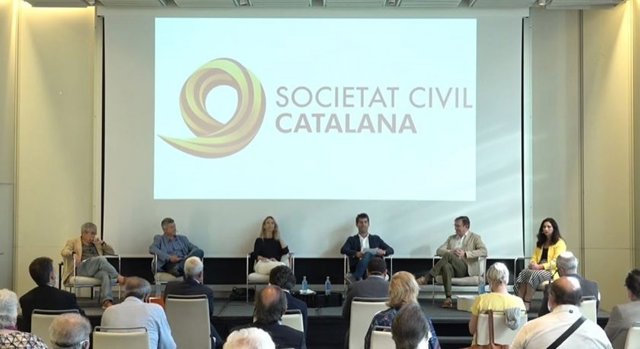Acto de Societat Civil Catalana 'El constitucionalismo frente a los indultos' con Astrid Barrio (La Lliga), Cayetana Álvarez de Toledo (PP), el escritor Félix Ovejero, el historiador Joaquim Coll y el abogado Pere-Lluís Huguet.