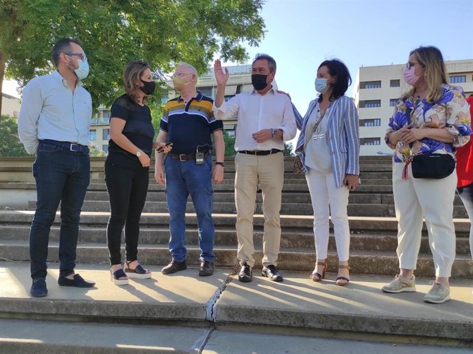 Juan Espadas (centro), poco antes de participar en un acto con militantes en Córdoba.