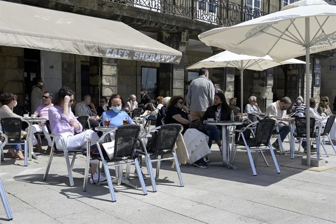 Varias personas en la terraza de un bar, a 29 de mayo de 2021, en A Coruña