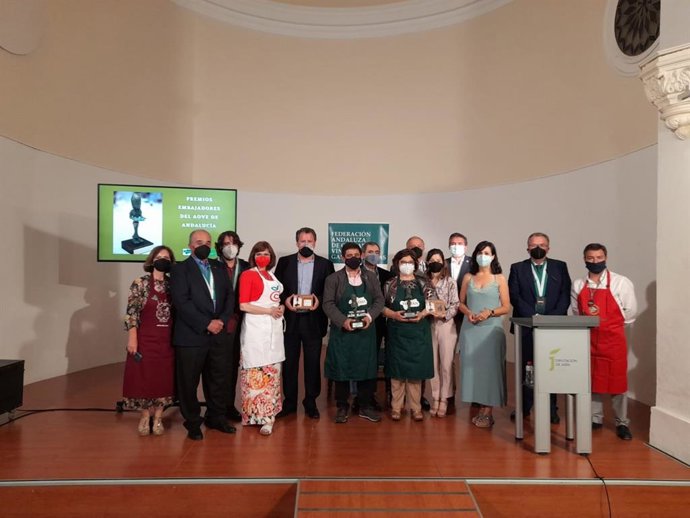 El presidente de la Diputación recoge el Premio Embajadores del AOVE de Andalucía 2020, que ha otorgado Fecoan a este distintivo que concede la Administración provincial desde 2003