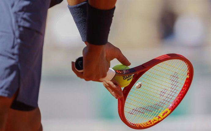 Un tenista saca en la edición de este año en Roland Garros