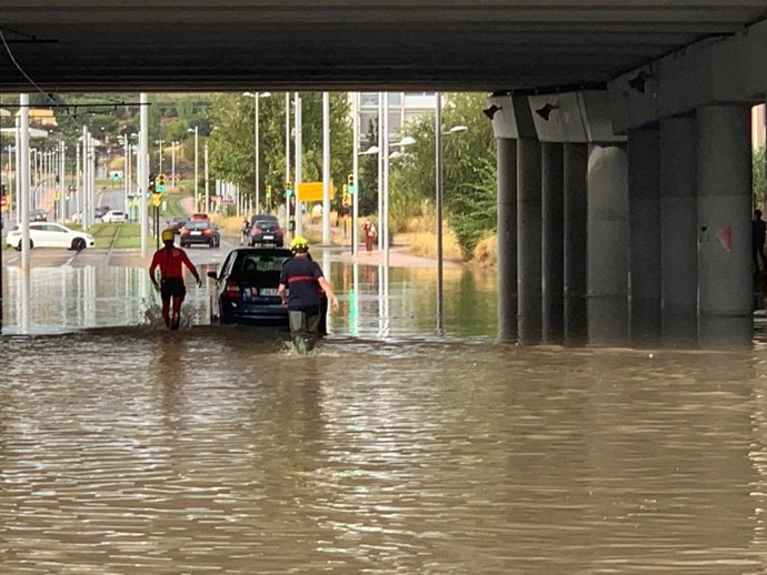 Archivo - La fuerte lluvia impide el paso del tranvía entre el Actur y Parque Goya.