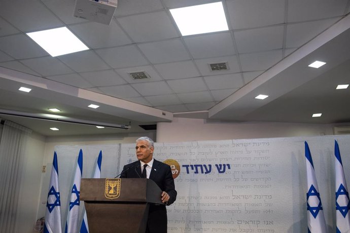 06 May 2021, Israel, Tel Aviv: Leader of the Yesh Atid opposition centrist political party Yair Lapid holds a press conference after the Israeli President Rivlin tasked Lapid with forming the new government. Photo: Ilia Yefimovich/dpa