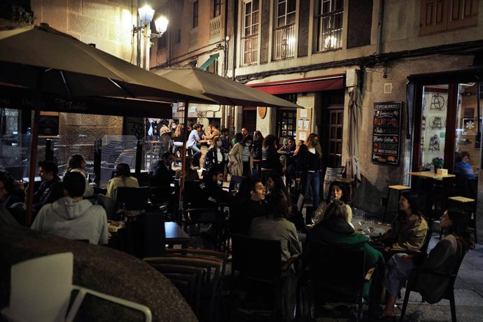 Varias personas en la terraza de un bar, a 21 de mayo de 2021, en Ourense
