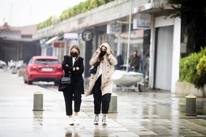 Una pareja camina por una vía de Sanxenxo durante la celebración de un puente de las Letras Galegas 