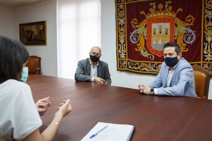 El consejero Bernardo Ciriza, el alcalde de Tudela, Alejandro Toquero y la directora general de Transportes, Berta Miranda