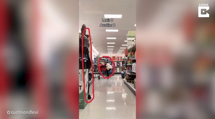 Los trabajadores de un supermercado se unen al reto en TikTok no salir en la foto de una pareja y el vídeo se hace viral