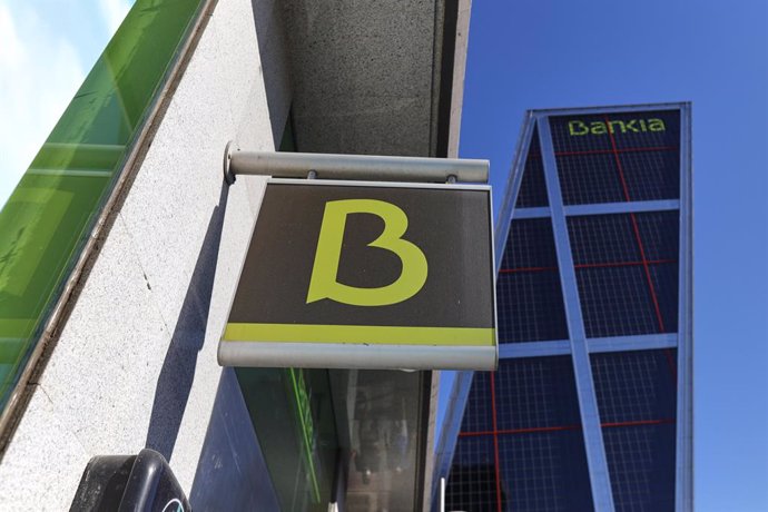 Archivo - Oficina de Bankia y su sede en la torre Kio de Madrid.