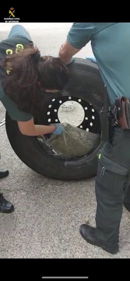Imagen de la marihuana dentro de las ruedas de repuesto de un camión en La Jonquera (Girona)