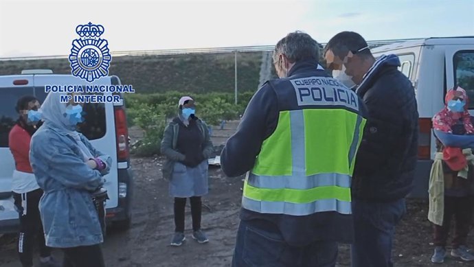 Agentes de la Policía Nacional, durante la inspección en la finca