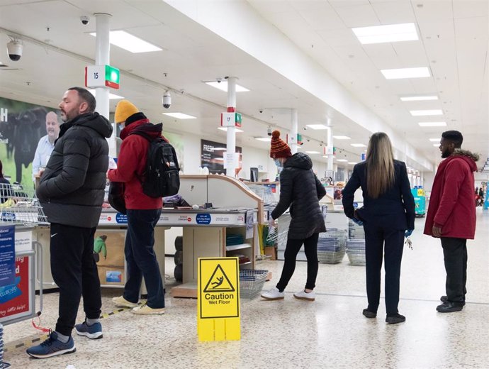 Archivo - 23/03/2020. London, United Kingdom: Coronavirus crisis. Late minute shoppers seen at Tesco Extra at Surrey Quays Shopping Centre, after the Prime Minister announcement of the lockdown. Prime Minister Boris Johnson addressed a speech to the Nat