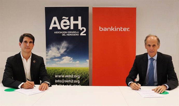 El presidente de AeH2, Javier Brey, y el director de la Organización Madrid Oeste de Bankinter, Ignacio Lozano, firmando el acuerdo por el que ambas entidades se comprometen a financiar proyectos de hidrógeno en empresas