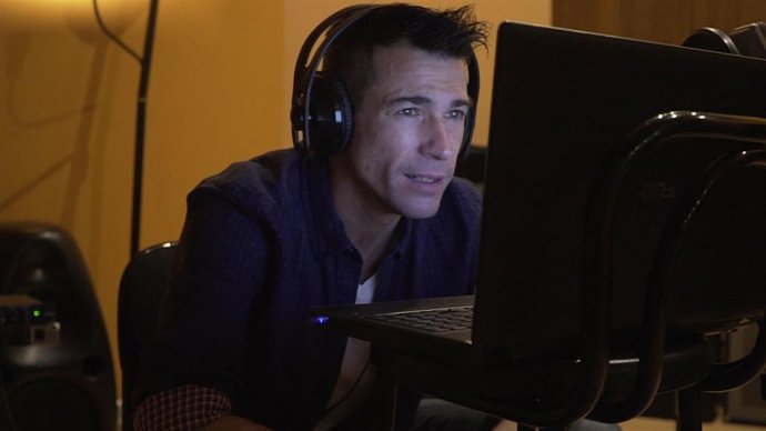 Juan José Ballesta locutando 'Pleno desfase' (Ed. Serie Gong)