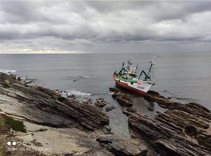 Pesquero 'Virxe dos Milagros' encallado en Burela (Lugo).