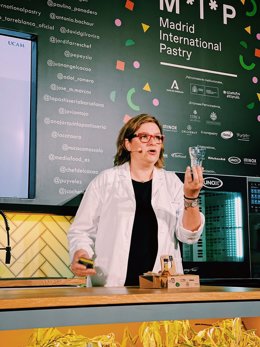 En la imagen, Adela Abellán, subdirectora del Grado en Gastronomía de la UCAM, en el transcurso de la ponencia Proyecto I+D Café Asiático 2.0