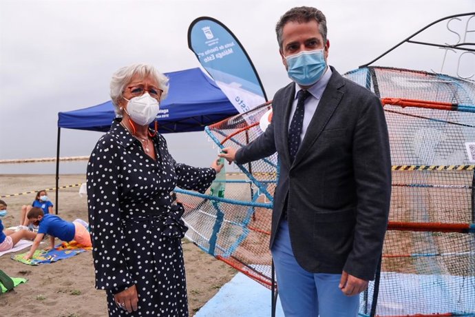 Los ediles Teresa Porras y Carlos Conde junto a la escultura que representa un pez con el mensaje 'Este pez SÍ come plástico'