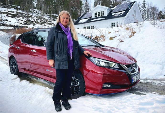 Conductora de un vehículo eléctrico.