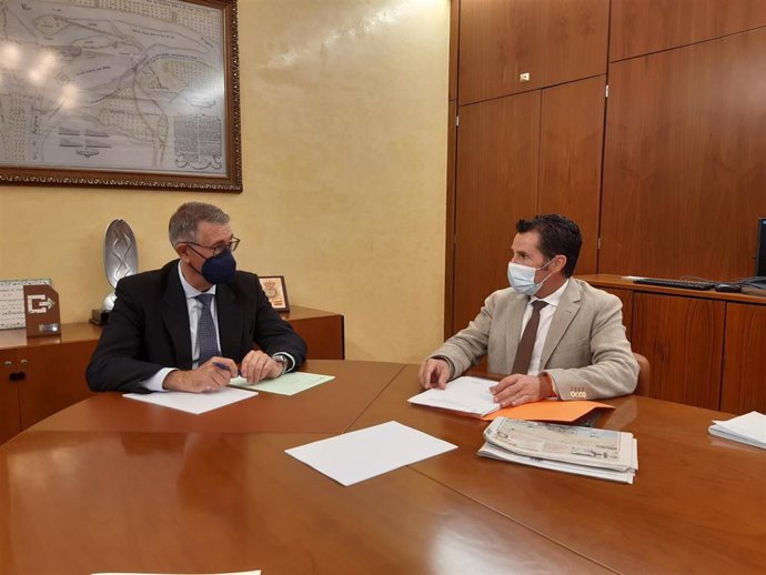 El presidente de la Confederación Hidrográfica del Segura (CHS), Mario Urrea, ha mantenido una reunión de trabajo con el concejal de Infraestructuras, Contratación y Fomento del Ayuntamiento de Murcia, Mario Gómez