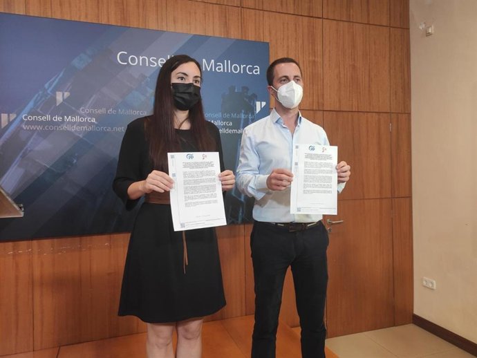 Los portavoces de los Grupos Cs y Popular en el Consell de Mallorca, Beatriz Camiña y Lloren Galmés.