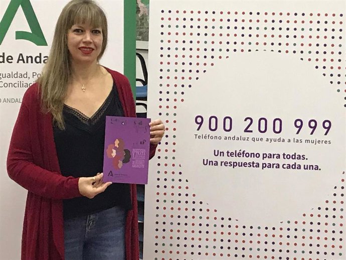 Lourdes Arroyo muestra el nuevo número de 'Cuadernos para la salud de las mujeres'.