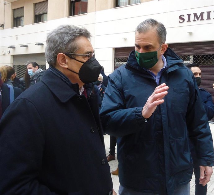 El presidente provincial de VOX Zaragoza, Julio Calvo, con el secretario general de ese partido, Javier Ortega Smith.