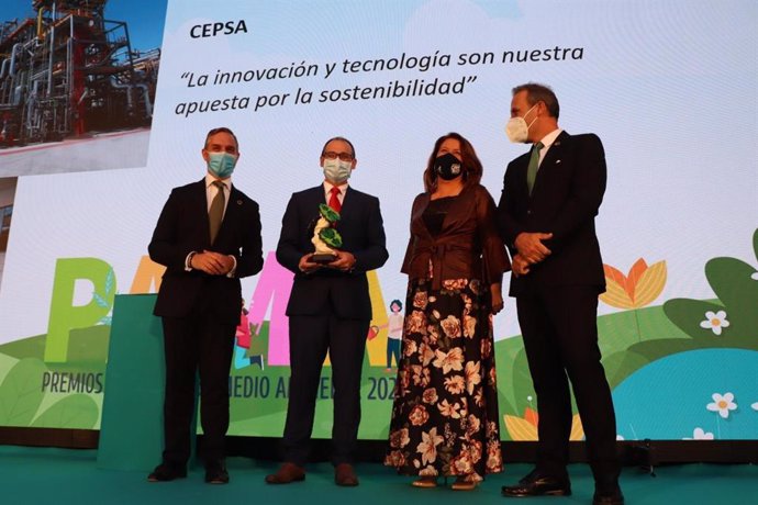 Jorge Velasco, directos de la planta química Puente Mayorga de Cepsa, recoge el premio de Medio Ambiente de la Junta