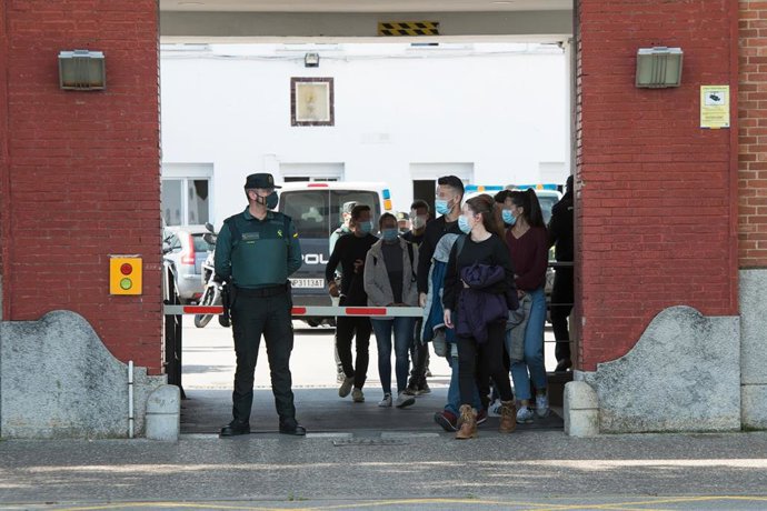 Archivo - Agentes de Policía y Guardia Civil salen de la Comandancia de Girona tras recibir la vacuna de Moderna, el pasado 3 de mayo 