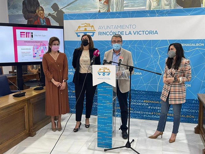 El presidente de la Diputación, Francisco Salado, también alcalde de Rincón de la Victoria, presenta las jornadas EMI para mujeres de la provincia