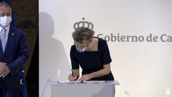La ministra de Trabajo y Economía Social, Yolanda Díaz, suscribe el nuevo convenio para el desarrollo del Plan Integral de Empleo de Canarias (PIEC),