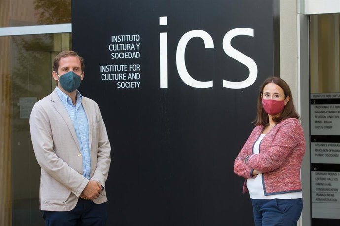 Archivo - Los investigadores Javier García-Manglano y Charo Sádaba