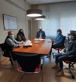 El director general de Protección Social y Cooperación al Desarrollo, Andrés Carbonero, con representantes de ANAS, en la firma del convenio.