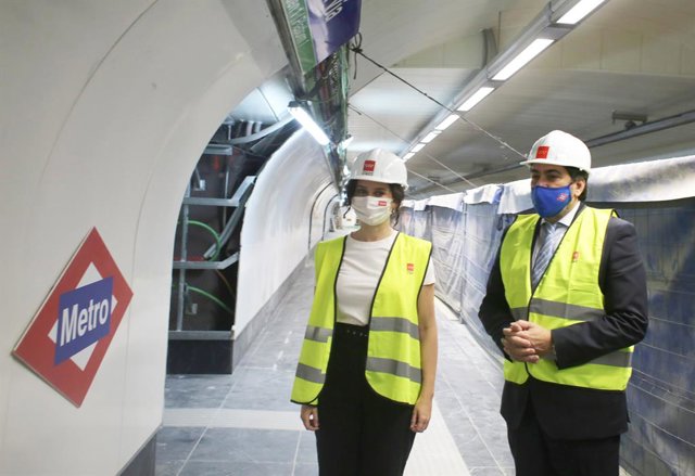 La presidenta en funciones de la Comunidad de Madrid, Isabel Díaz Ayuso; y el consejero en funciones de Vivienda y Administración Local, David Pérez,  durante una visita a las obras de Metro de Gran Vía