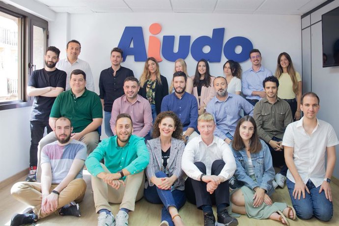 Equipo de Aiudo al completo en sus nuevas oficinas.